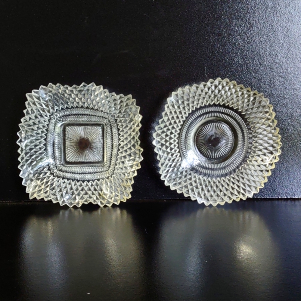 Set up two vintage ashtrays